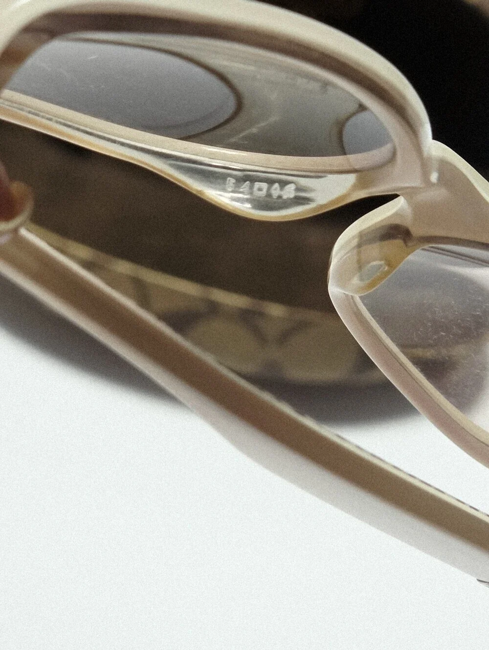 Coach HC8046 Ivory Signature Sunglasses with Case Women Authentic Used